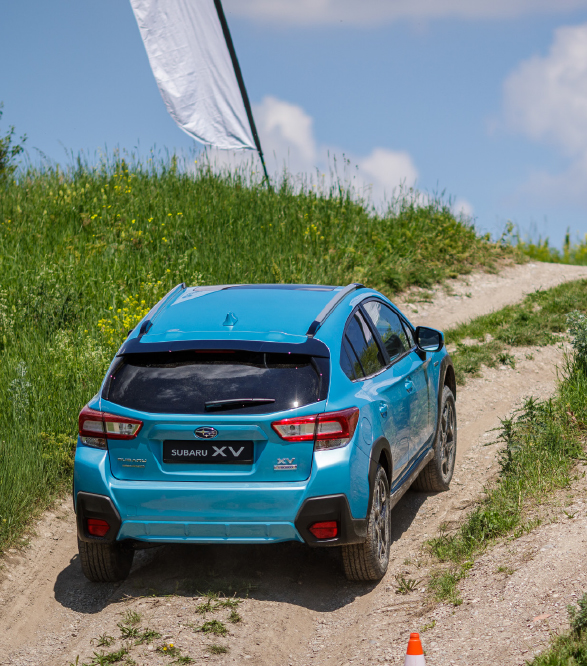 En blå Subaru XV i uppförsbacke