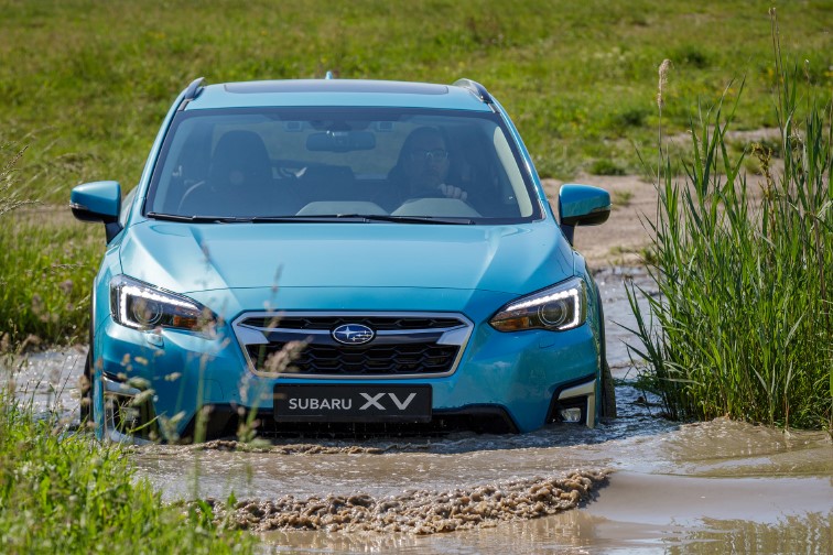 En blå Subaru XV i vatten