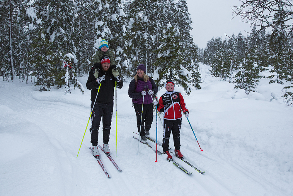 Familjen åker skidor