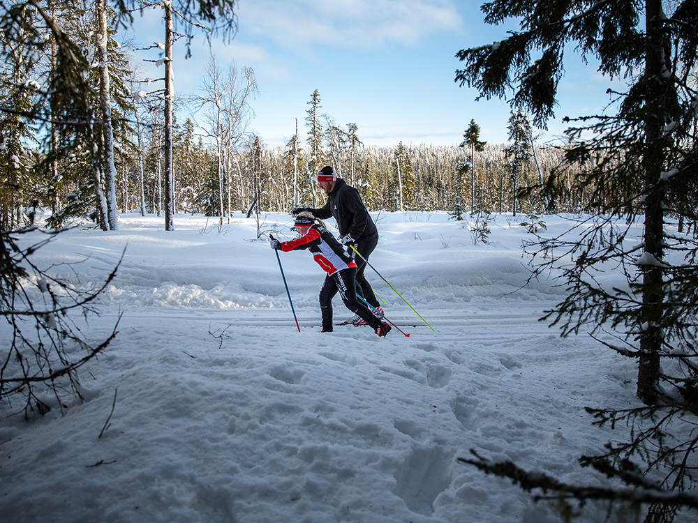 Familjen åker skidor