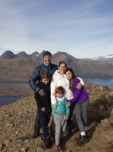 Familjen med Grönland i bakgrunden
